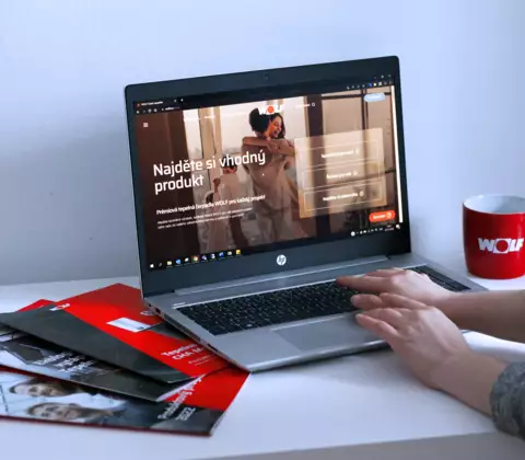 Notebook se zobrazenými webovými stránkami WOLF