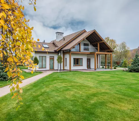 Čelní pohled na rodinný dům se zahradou