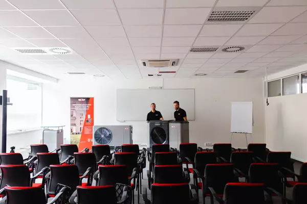 Lektoři a tepelné čerpadlo v učebně