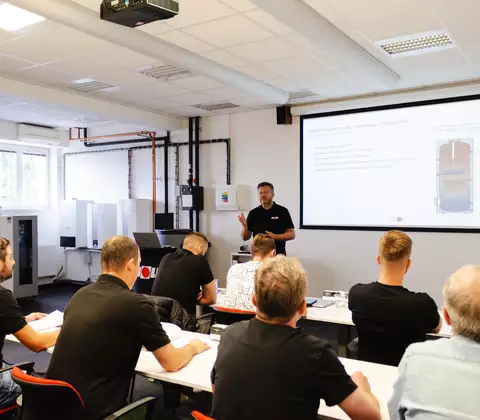 Lektor při výkladu v učebně