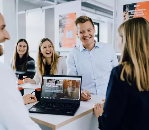 WOLF Mitarbeiter in Meeting Situation