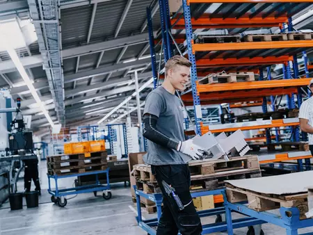 Auszubildender Mechatroniker bei der Arbeit