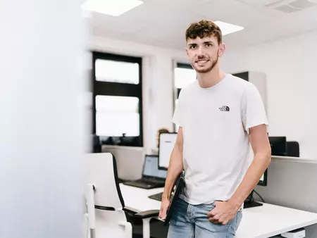 Kaufmännischer Auszubildender im Büro
