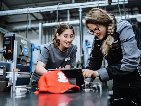Zwei Auszubildende im Werk