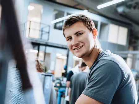 Auszubildender Elektroniker für Betriebstechnik im Werk