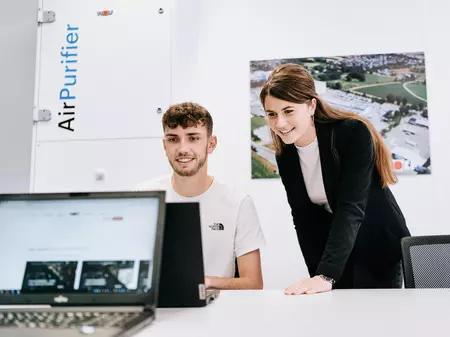 Zwei kaufmännische Auszubildende im Büro