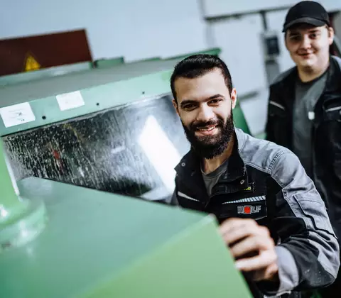 Drei Auszubildende im Werk