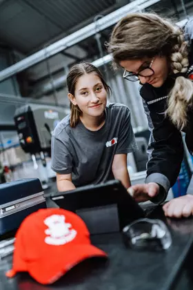 Auszubildende im Werk