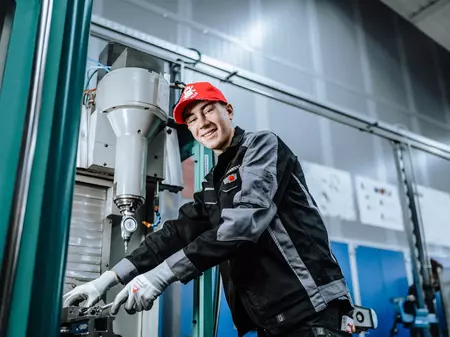 Auszubildender Fertigungsmechaniker im Werk