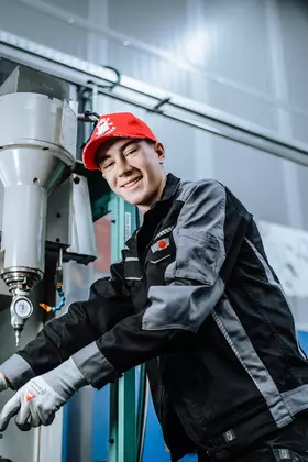 Auszubildender Fertigungsmechaniker im Werk