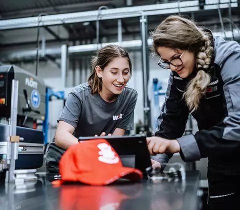 Zwei Auszubildende im Werk