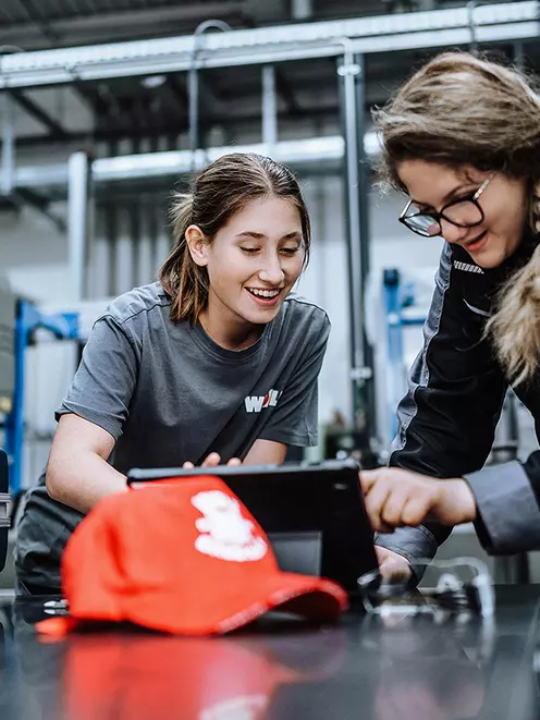 Zwei Auszubildende im Werk