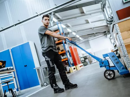 Auszubildender für Lagerlogistik im Werk