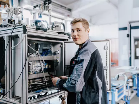Auszubildender Elektroniker für Betriebstechnik im Werk