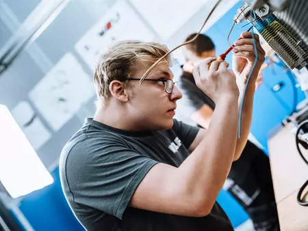 Auszubildender Mechatroniker für Kältetechnik bei der Arbeit