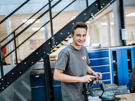 Dualer Maschinenbau Student im Werk