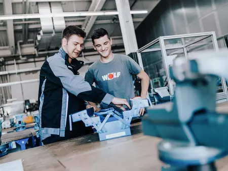 Zwei Auszubildende Anlagenmechaniker SHK im Werk