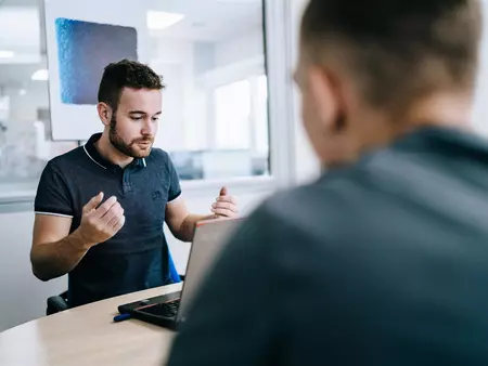 Auszubildender Kaufmann für Digitalisierungsmanagement im Büro