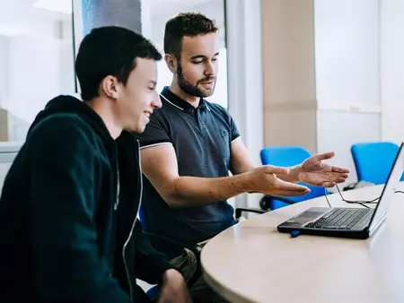 Auszubildender Fachinformatiker für Anwendungsentwicklung im Büro