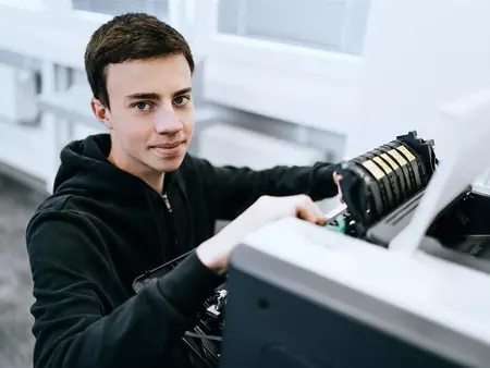 Auszubildender Fachinformatiker für Systemintegration im Werk