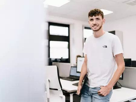 Dualer Elektronik Student im Büro