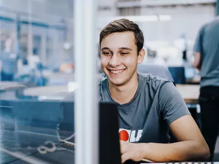 Auszubildender technischer Produktdesigner bei der Arbeit im Werk