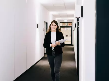 Auszubildende Industriekauffrau im Büro