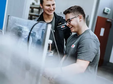 Zwei Auszubildende Elektroanlagenmonteure im Werk