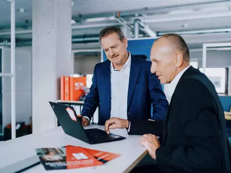 Zwei Kollegen bei der Arbeit