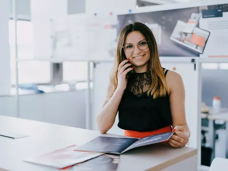 Mitarbeiterin liest Broschüre