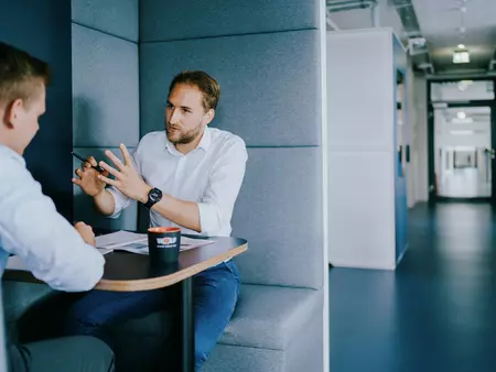 Mitarbeiter bei einem Meeting