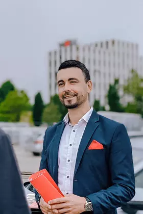 Gebietsverkaufsleiter München vor den WOLF Gebäuden