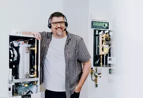 WOLF Service Mitarbeiter am Telefon