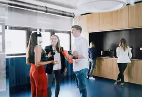 Meeting WOLF Besprechung im WOLF Bürogebäude