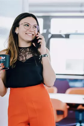 Studentin beim Telefonieren