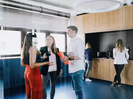 Studierende unterhalten sich 