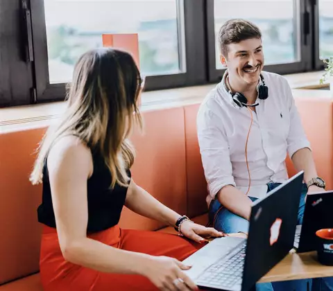 Lockere Bürosituation zwischen Studierenden bei WOLF