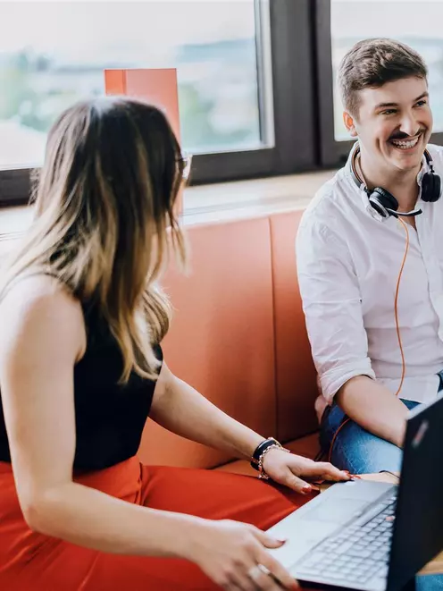 Lockere Bürosituation zwischen Studierenden bei WOLF