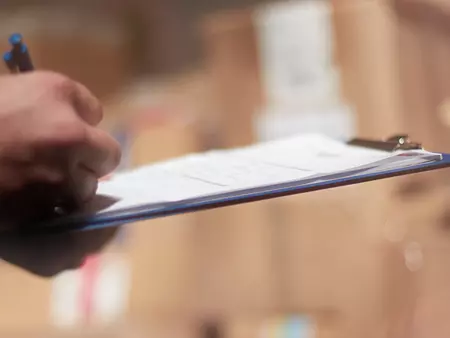 Mitarbeiter mit Klemmbrett