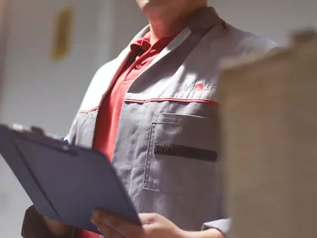 Mitarbeiter mit Klemmbrett