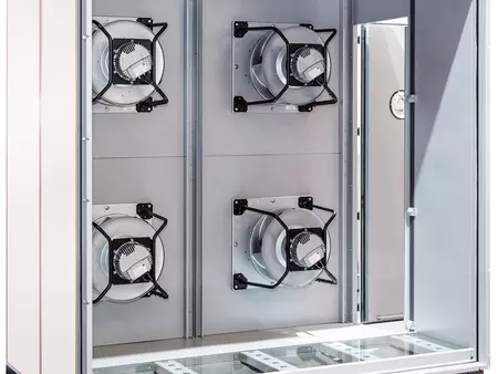 Fan Wall eines Lüftungsgerätes mit vier Ventilatoren