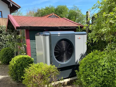 Wärmepumpe CHA Monoblock in einem Garten