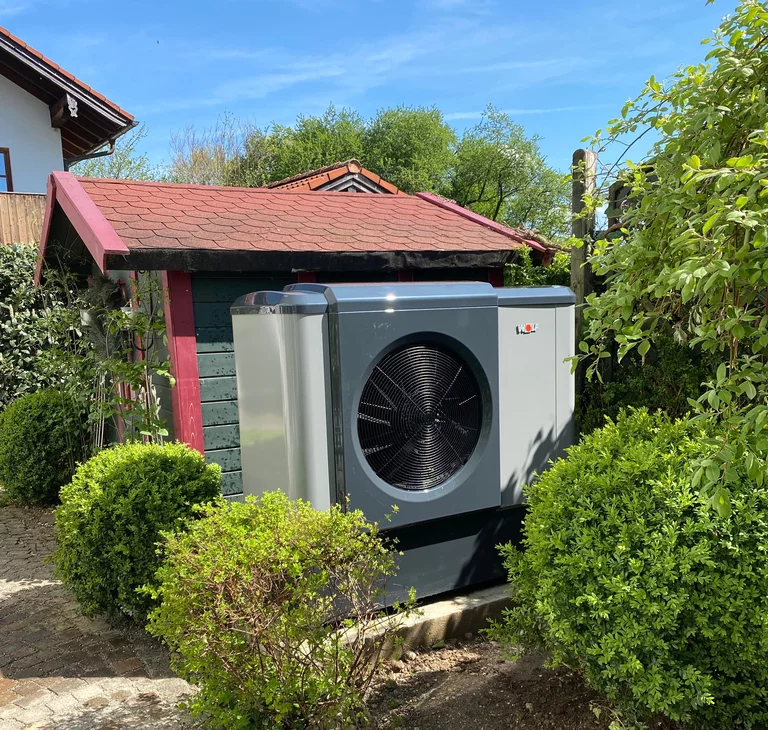 Wärmepumpe CHA Monoblock in einem Garten