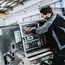 Wolf Servicetechniker an RLT-Gerät