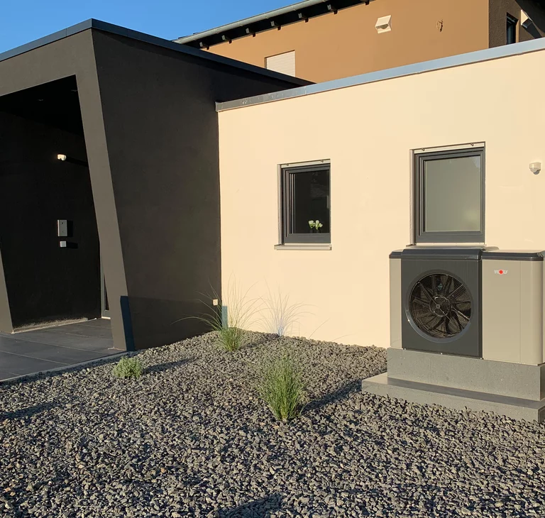 WOLF CHA Ausseneinheit vor einem Gebäude der MMWOHNBAU