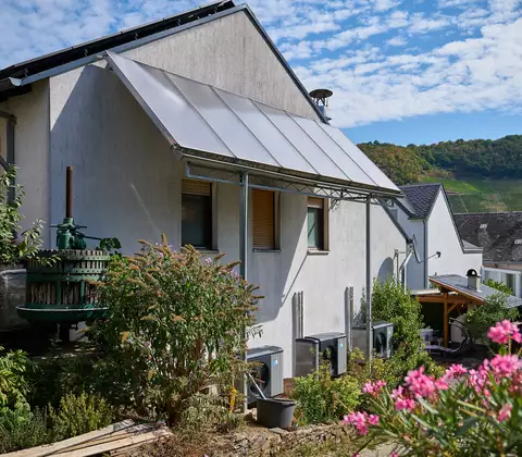 WOLF CHA Wärmepumpenkaskade vor dem Gebäude des Winzers