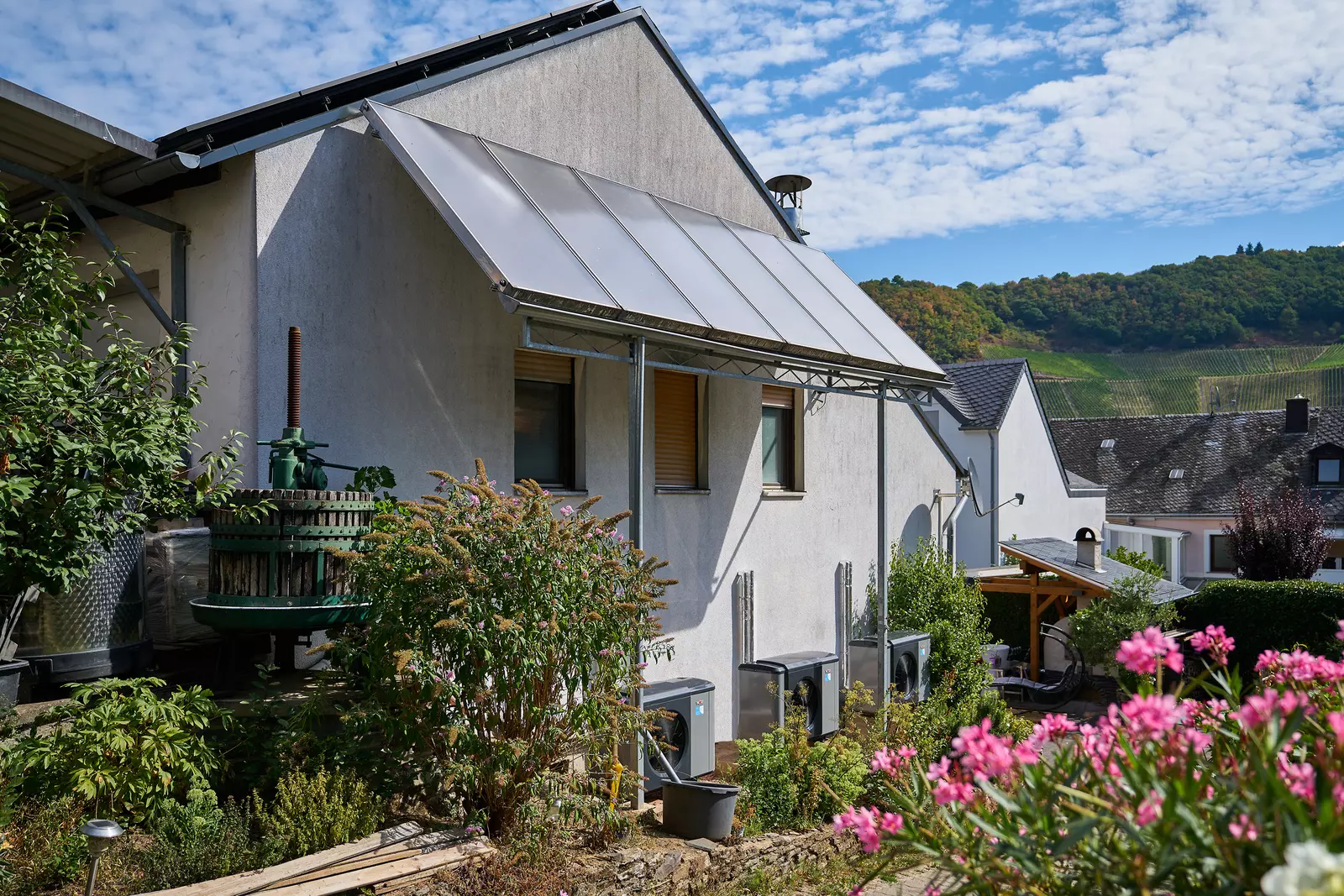 WOLF CHA Wärmepumpenkaskade vor dem Gebäude des Winzers