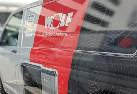 WOLF Service Fahrzeug mit Service Champions Siegel 2023