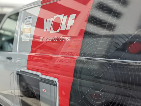 WOLF Service Fahrzeug mit Service Champions Siegel 2023