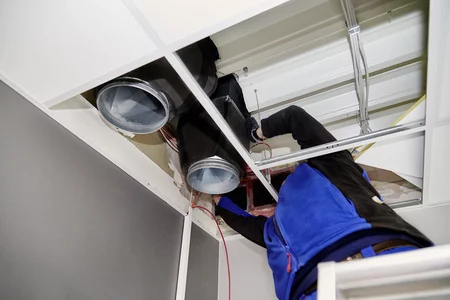 Außenkamine wurden innerhalb des Dachaufbaus an gedämmte Übergangsstücke angeschlossen